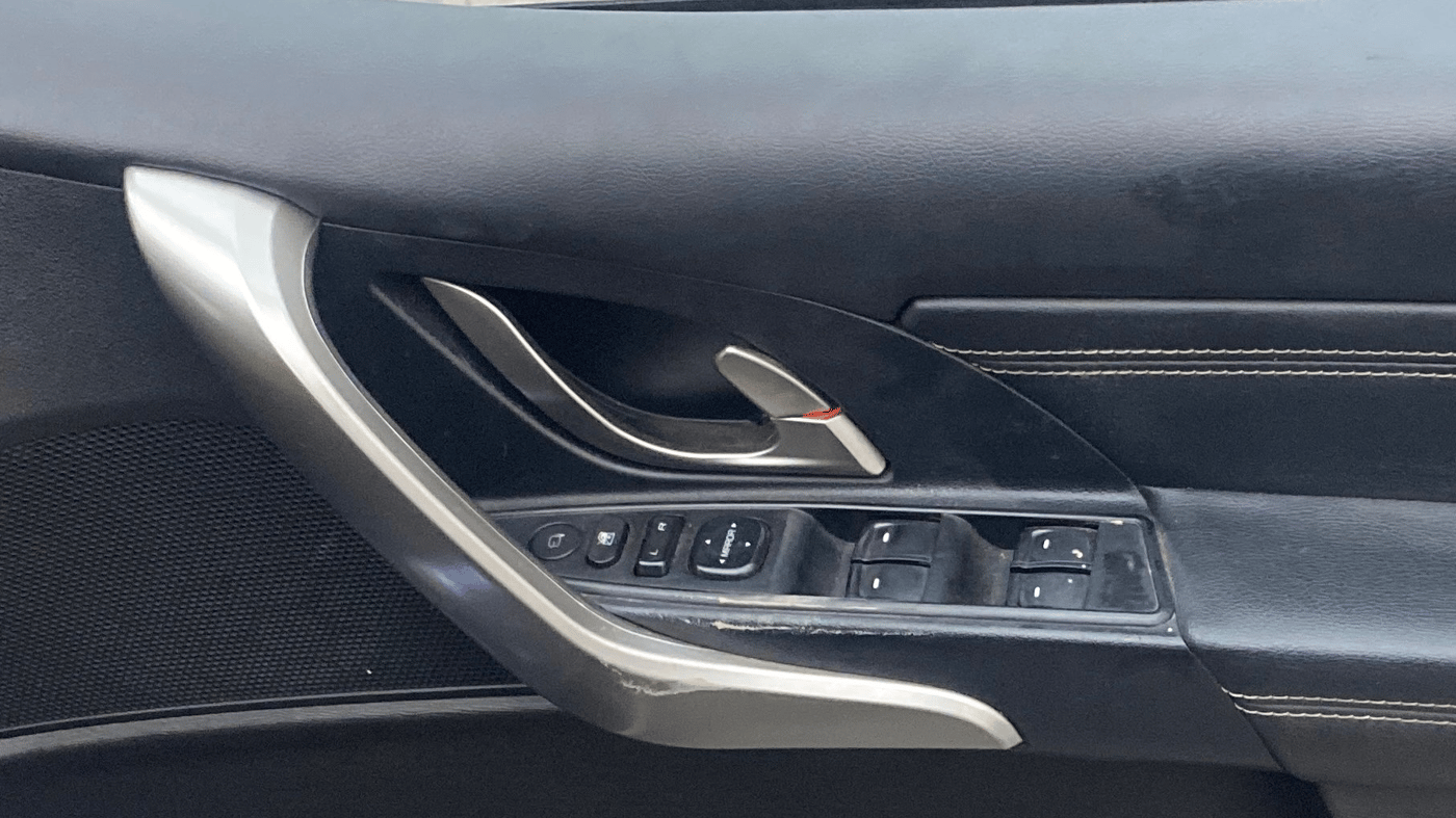 2018 Mahindra XUV500 W11 AT, Diesel, Automatic, 98,663 km, Driver Side Door Panels Control