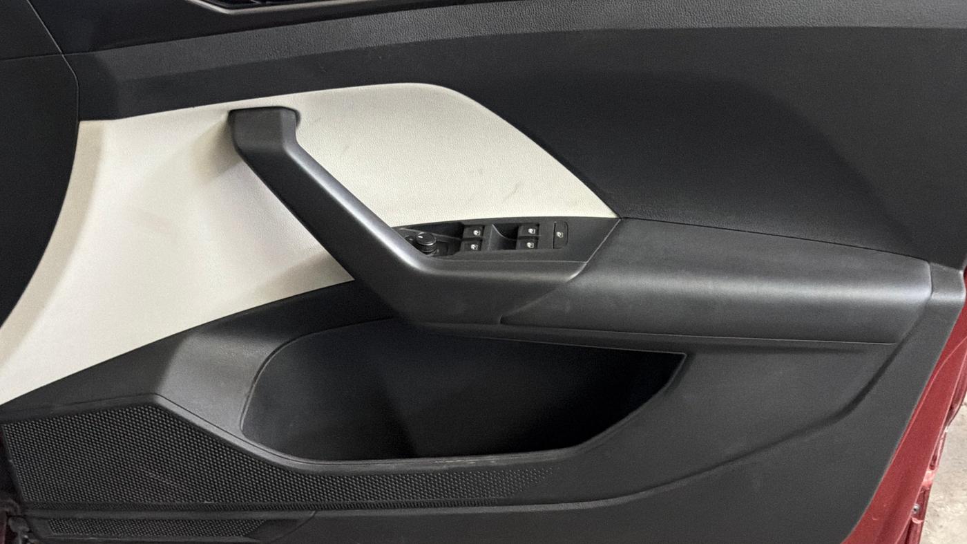 2022 Volkswagen TAIGUN TOPLINE 1.0 TSI AT, Petrol, Automatic, 43,980 km, Driver Side Door Panels Control