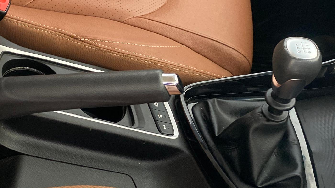 2022 MG HECTOR PLUS SHARP 1.5 PETROL TURBO HYBRID MT 6-STR, Petrol, Manual, 23,384 km, Gear Lever
