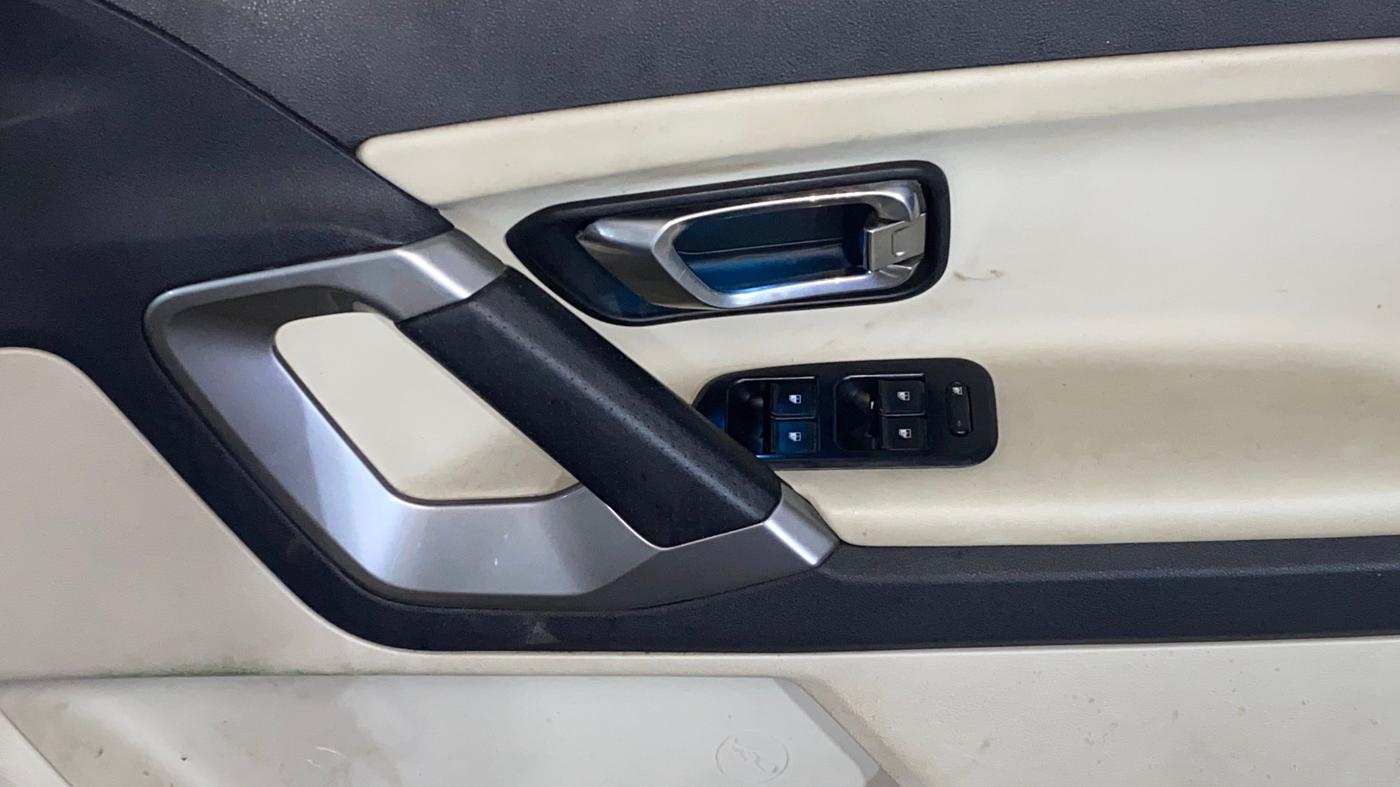 2022 Tata Safari XZA PLUS, Diesel, Automatic, 81,211 km, Driver Side Door Panels Control