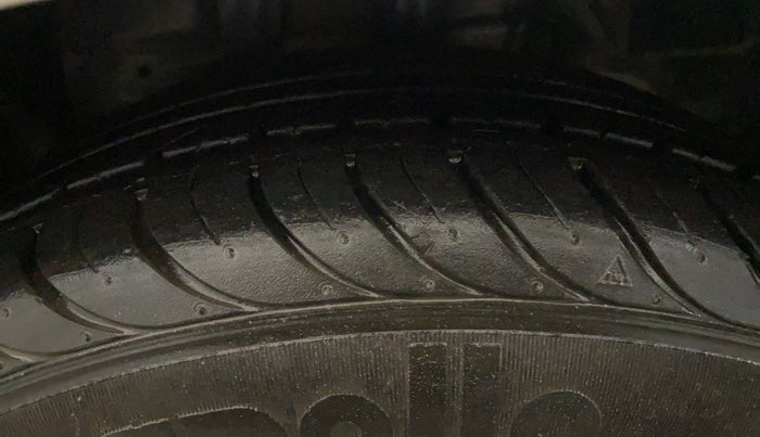 2018 Ford New Figo TITANIUM 1.2 PETROL MT, Petrol, Manual, 38,175 km, Left Front Tyre Tread