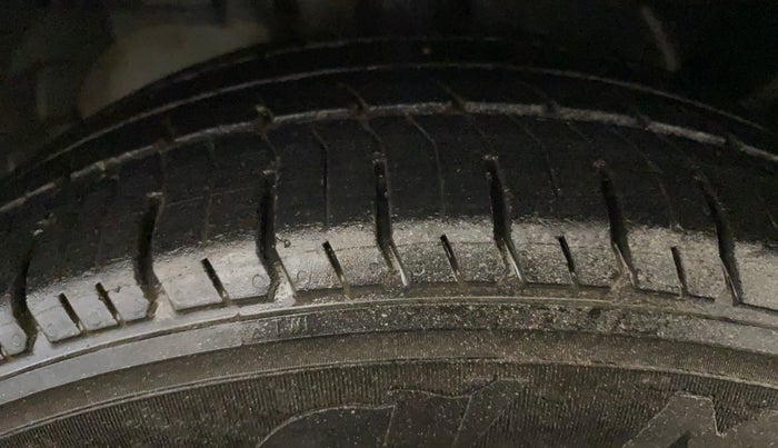 2018 Ford New Figo TITANIUM 1.2 PETROL MT, Petrol, Manual, 38,175 km, Right Front Tyre Tread