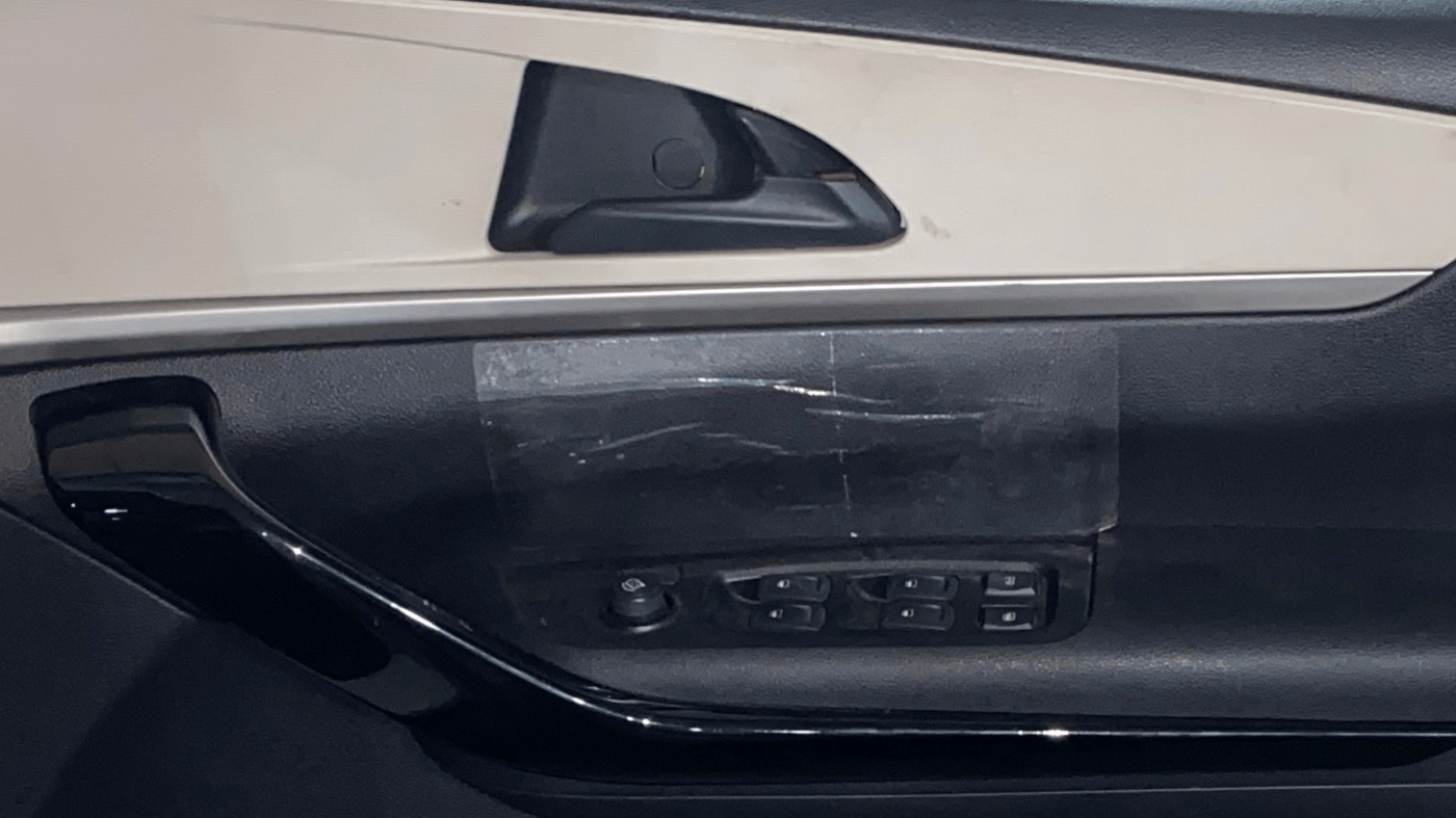 2022 Mahindra XUV700 AX 5 P MT 7 STR (E), Petrol, Manual, 14,076 km, Driver Side Door Panels Control