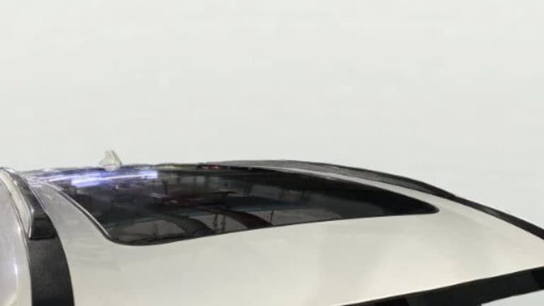 2022 Mahindra XUV700 AX 5 P MT 7 STR (E), Petrol, Manual, 14,076 km, Moonroof/ Sunroof