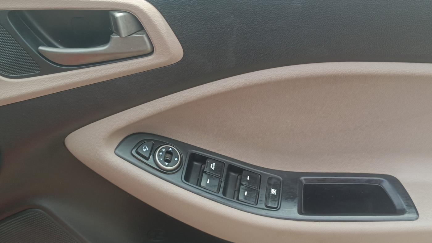 2017 Hyundai Elite i20 ASTA 1.2 (O), Petrol, Manual, 79,113 km, Driver Side Door Panels Control