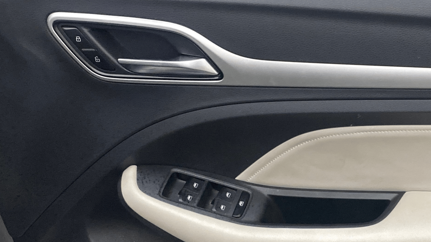 2022 MG ASTOR SHARP 1.5 MT, Petrol, Manual, 12,082 km, Driver Side Door Panels Control