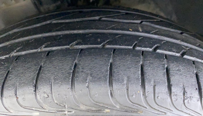 2011 Toyota Corolla Altis 1.8 G, Petrol, Manual, 67,066 km, Left Front Tyre Tread