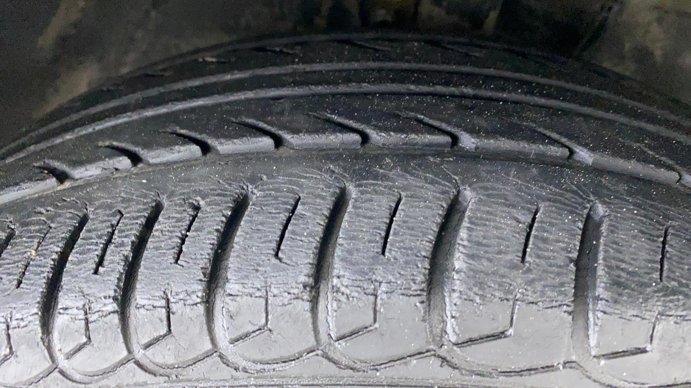 2011 Toyota Corolla Altis 1.8 G, Petrol, Manual, 67,066 km, Right Front Tyre Tread
