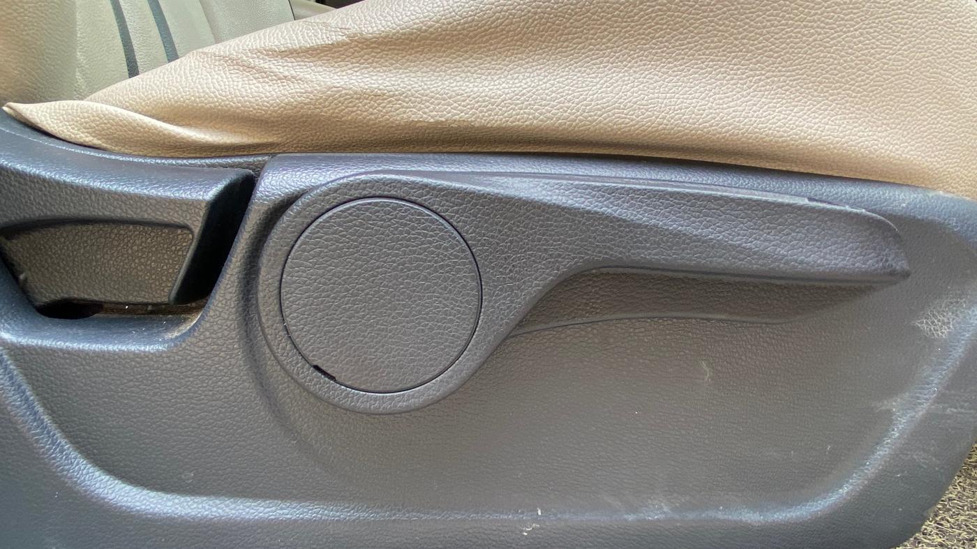 2019 Mahindra XUV300 W8 1.5 DIESEL AMT, Diesel, Automatic, 1,02,026 km, Driver Side Adjustment Panel