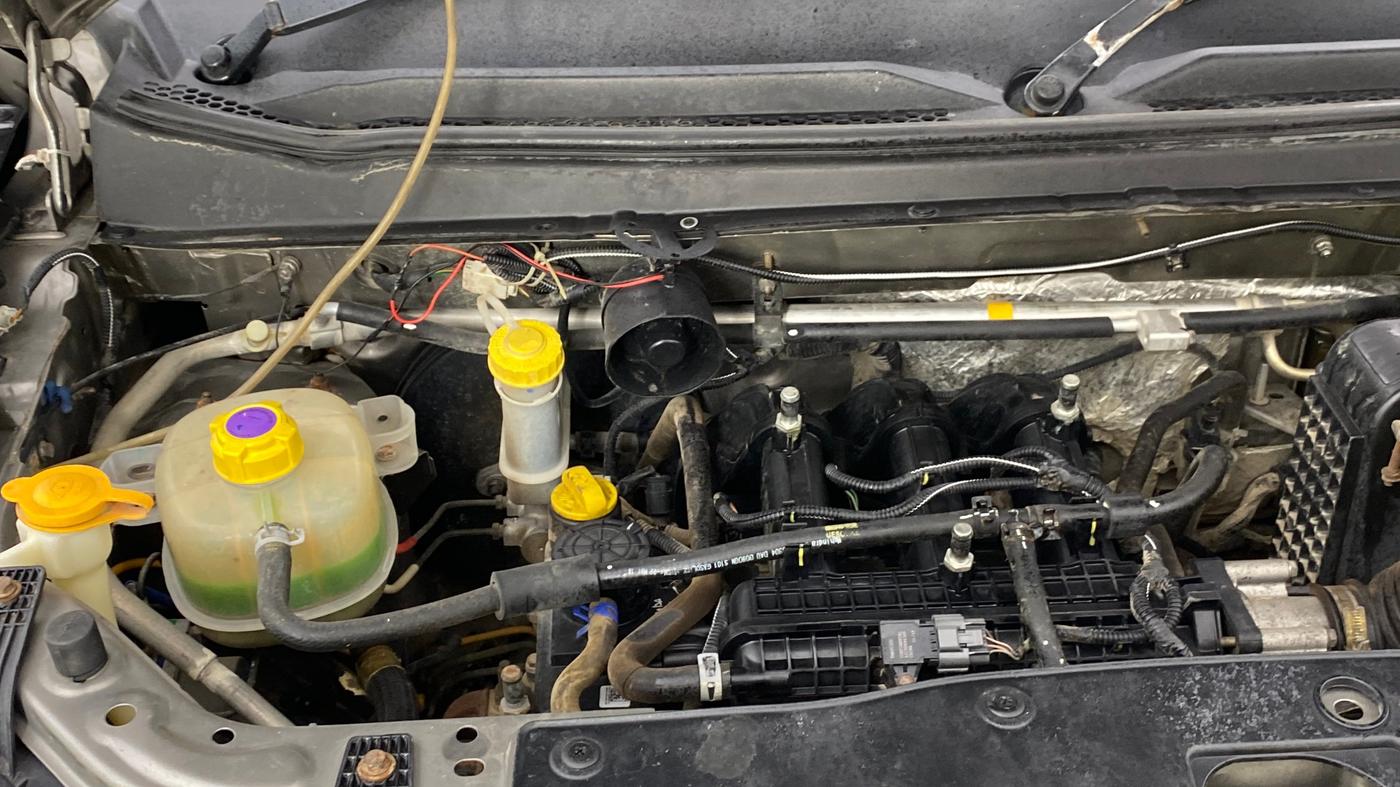 2018 Mahindra KUV 100 NXT K4+ P 6 STR, Petrol, Manual, 68,372 km, Engine View - Right