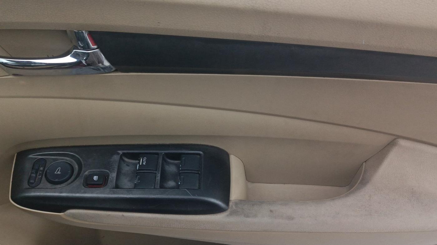 2013 Honda City 1.5L I-VTEC V MT, Petrol, Manual, 1,17,699 km, Driver Side Door Panels Control