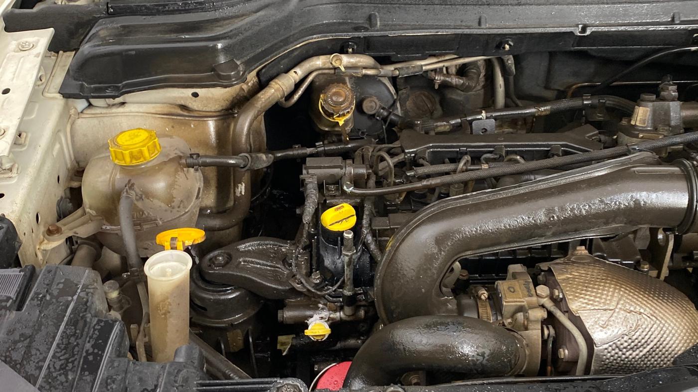 2019 Mahindra XUV300 W8 (O) 1.5 DIESEL AMT, Diesel, Automatic, 1,40,621 km, Engine View - Right