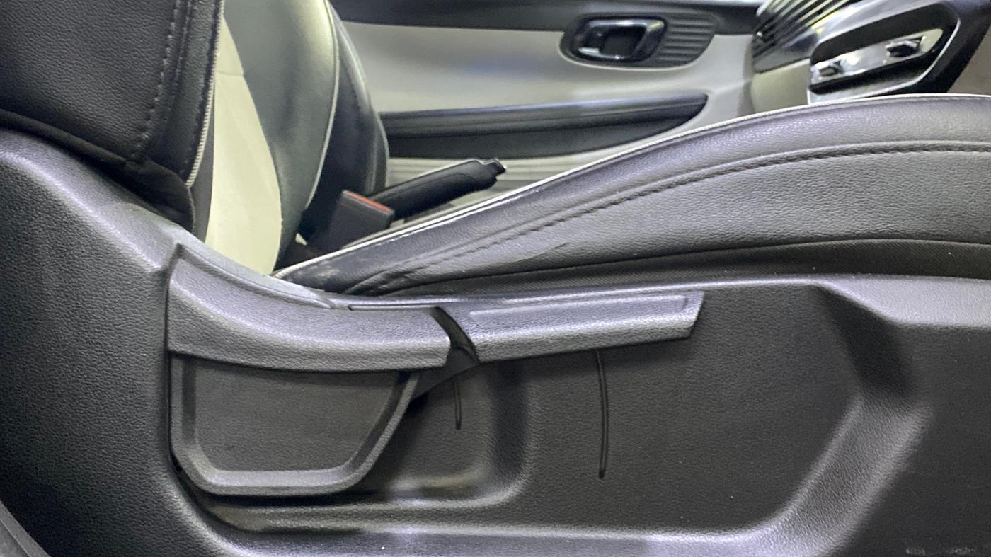 2023 Hyundai NEW I20 ASTA (O) 1.2 IVT, Petrol, Automatic, 22,460 km, Driver Side Adjustment Panel