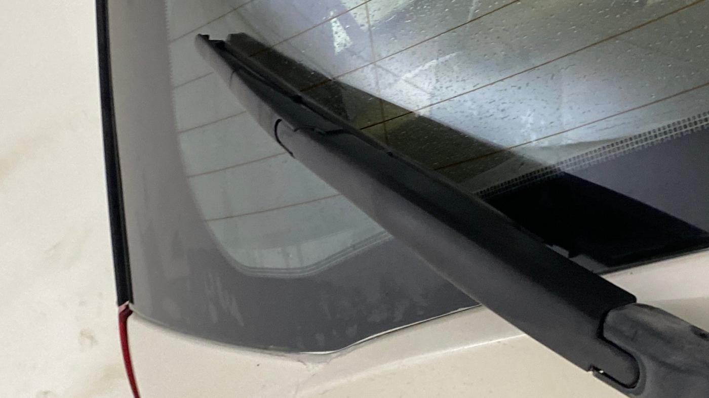 2015 Mahindra XUV500 W6, Diesel, Manual, 1,22,229 km, Rear Wiper