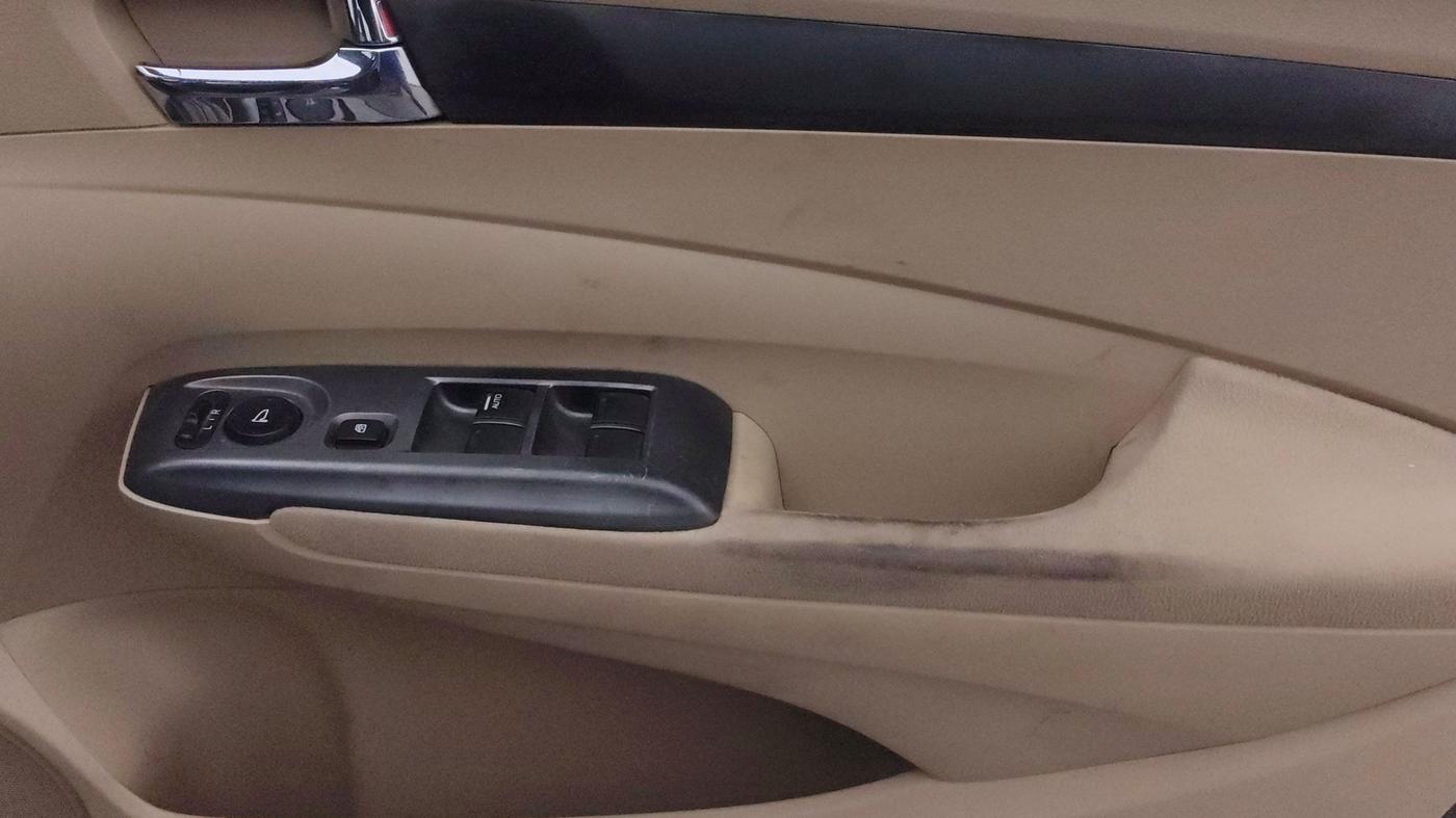 2013 Honda City 1.5L I-VTEC V AT, Petrol, Automatic, 1,49,947 km, Driver Side Door Panels Control