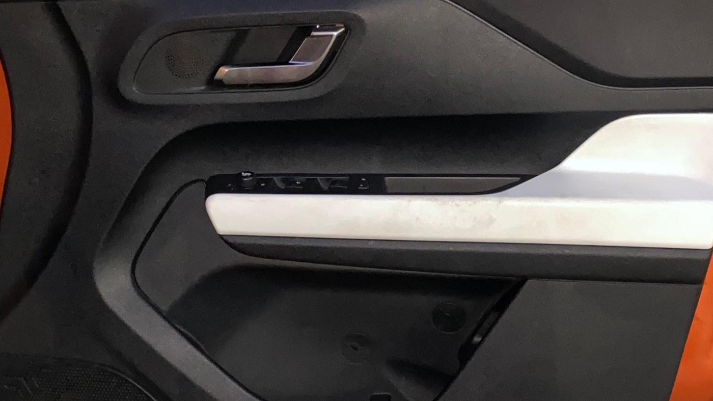 2022 Tata PUNCH CREATIVE  1.2 RTN DUAL TONE, Petrol, Manual, 72,621 km, Driver Side Door Panels Control