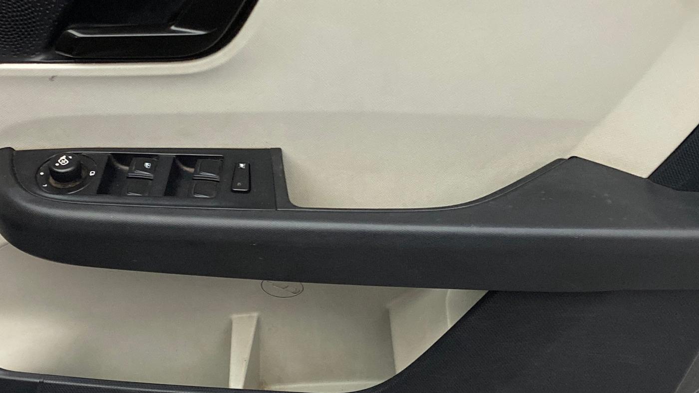 2022 Tata ALTROZ XM PLUS PETROL, Petrol, Manual, 61,333 km, Driver Side Door Panels Control