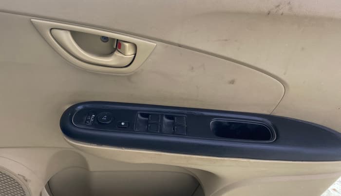 2014 Honda Mobilio 1.5L I-DTEC S, Diesel, Manual, 1,02,157 km, Driver Side Door Panels Control