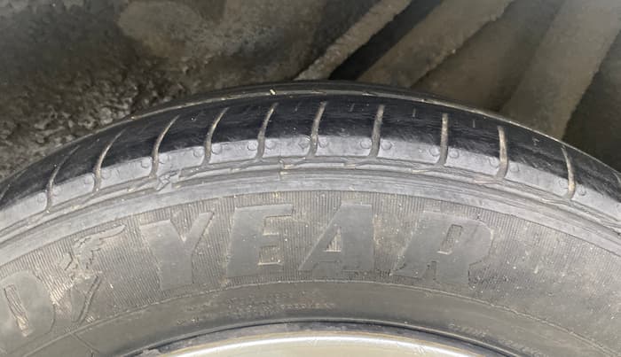 2014 Honda Mobilio 1.5L I-DTEC S, Diesel, Manual, 1,02,157 km, Left Rear Tyre Tread