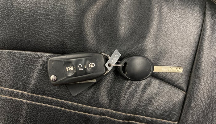 2021 Tata Tiago XT (O) PETROL, Petrol, Manual, 1,09,683 km, Key Close Up