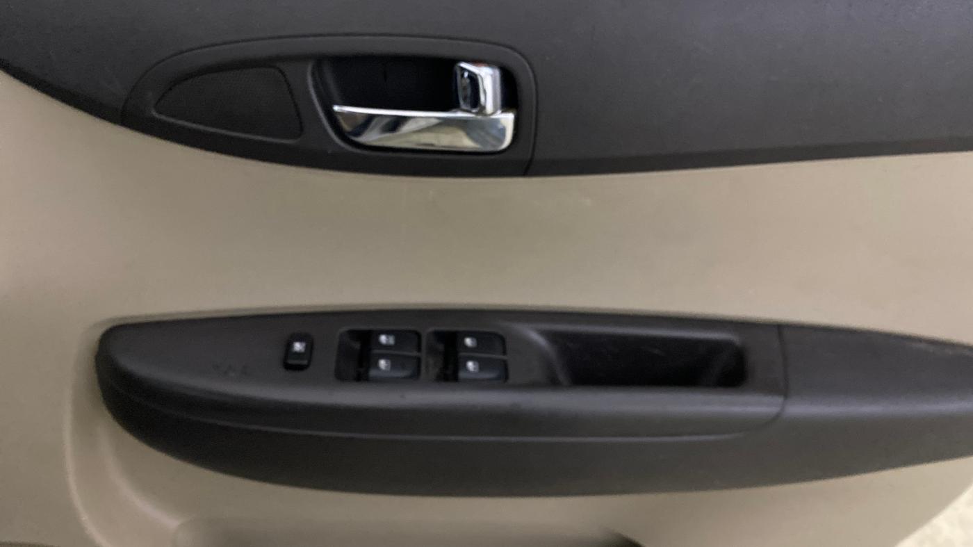 2013 Hyundai i20 MAGNA 1.2, Petrol, Manual, 48,490 km, Driver Side Door Panels Control