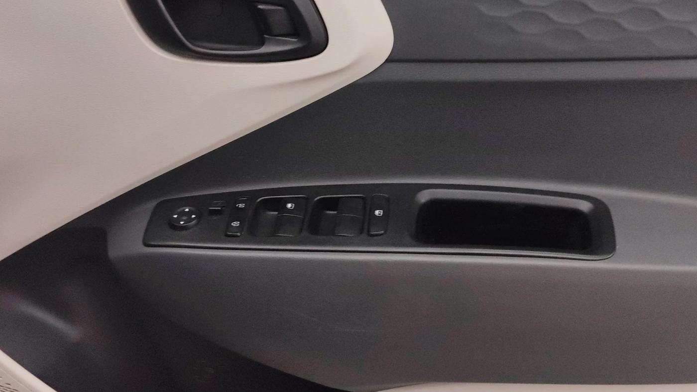 2023 Hyundai AURA S 1.2 CNG, CNG, Manual, 75,826 km, Driver Side Door Panels Control