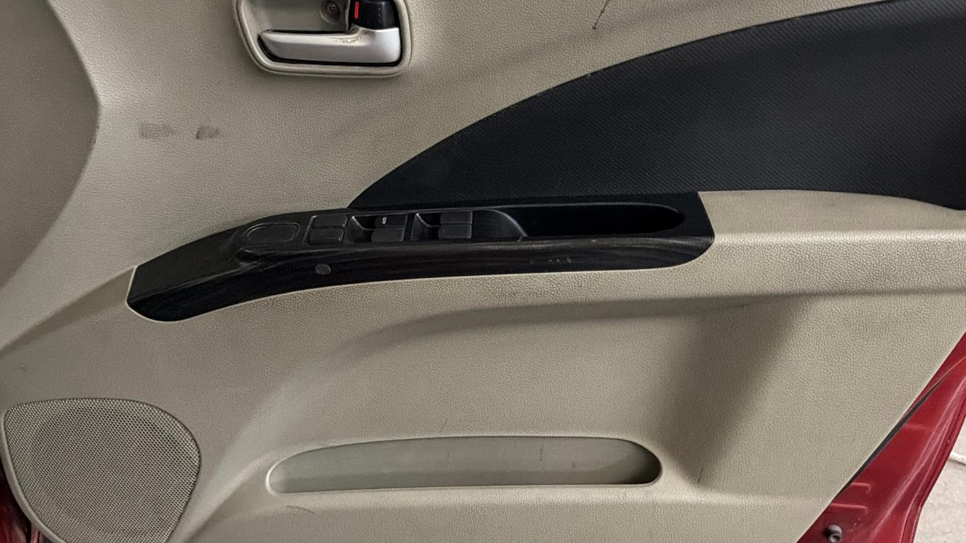 2014 Maruti Celerio VXI AMT, CNG, Automatic, 1,08,443 km, Driver Side Door Panels Control