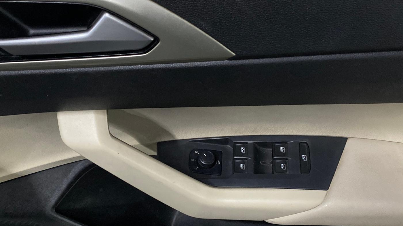 2023 Volkswagen VIRTUS TOPLINE TSI 1.0 AT, Petrol, Automatic, 63,915 km, Driver Side Door Panels Control