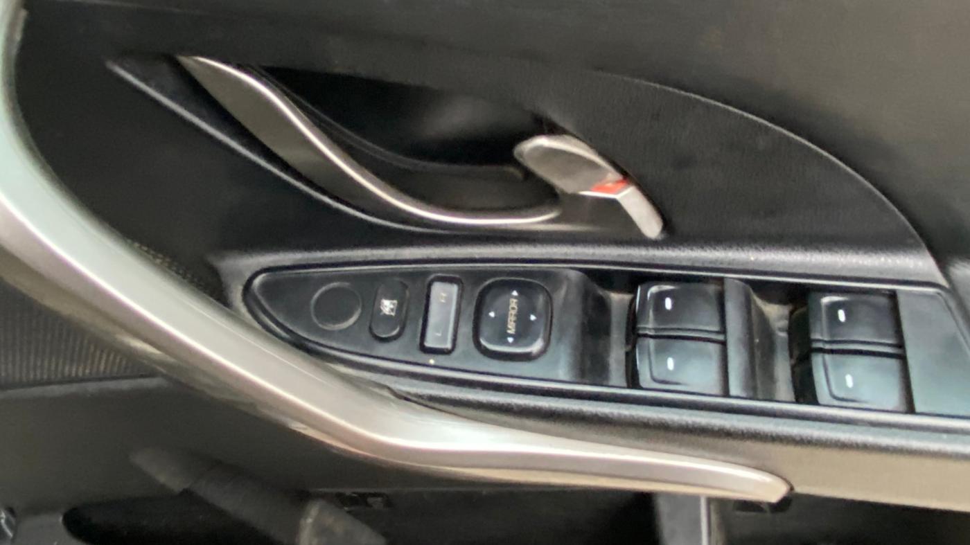 2021 Mahindra XUV500 W7, Diesel, Manual, 76,271 km, Driver Side Door Panels Control