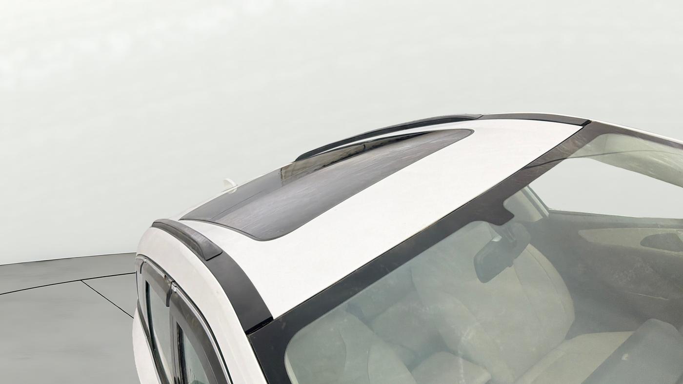 2022 Mahindra XUV700 AX 5 P MT 7 STR, Petrol, Manual, 70,941 km, Moonroof/ Sunroof