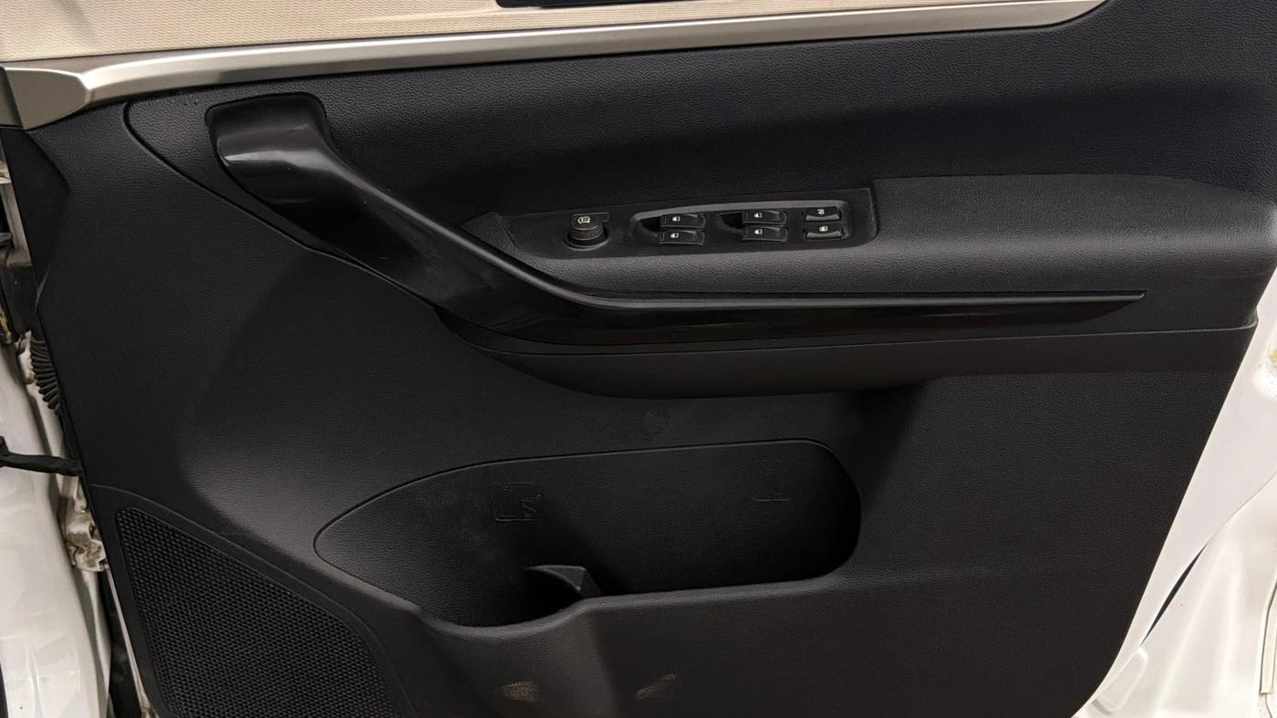 2022 Mahindra XUV700 AX 5 P MT 7 STR, Petrol, Manual, 70,941 km, Driver Side Door Panels Control