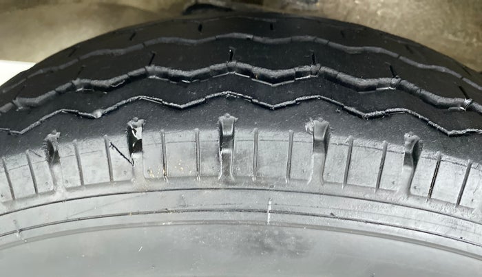 2021 Maruti Eeco 7 STR, Petrol, Manual, Left Front Tyre Tread