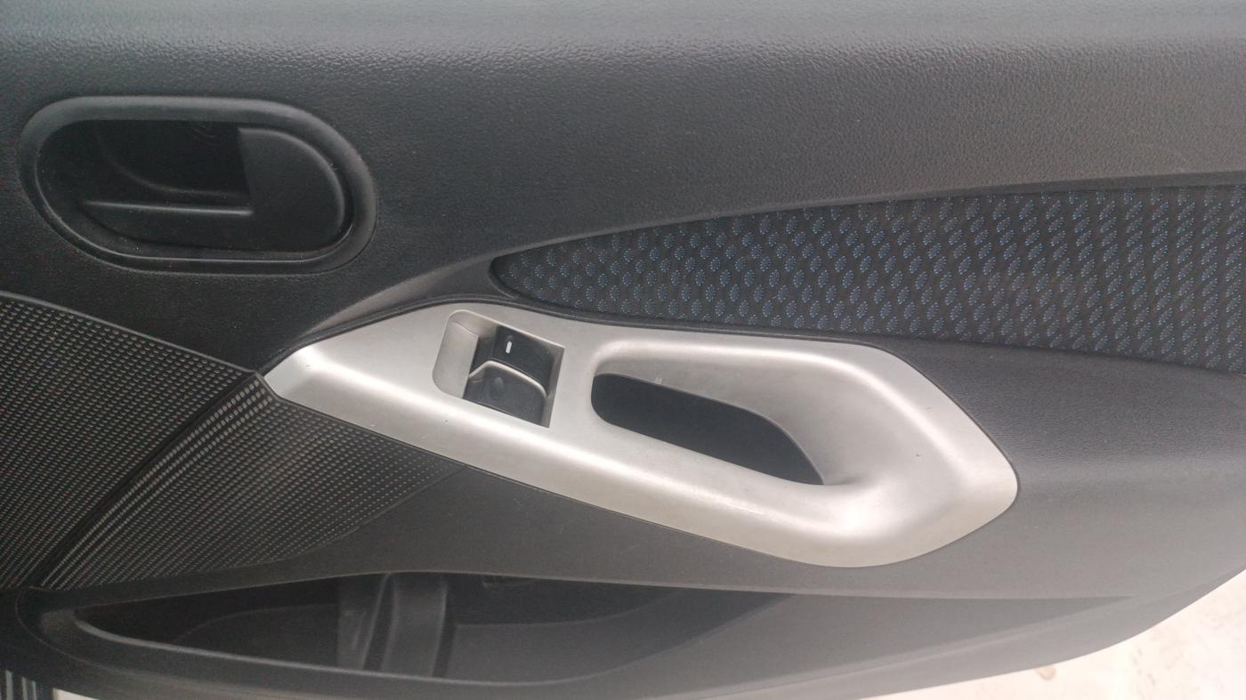 2013 Ford Figo TITANIUM 1.2 PETROL, Petrol, Manual, 70,406 km, Driver Side Door Panels Control