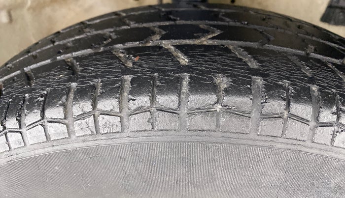 2014 Maruti Swift LXI D, Petrol, Manual, 47,841 km, Right Front Tyre Tread