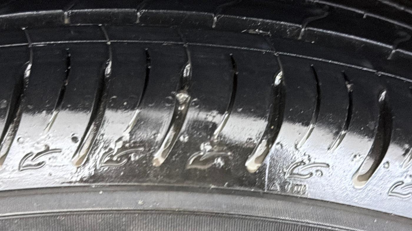 2021 Mahindra XUV700 AX 7 P MT 7 STR, Petrol, Manual, 73,146 km, Right Rear Tyre Tread