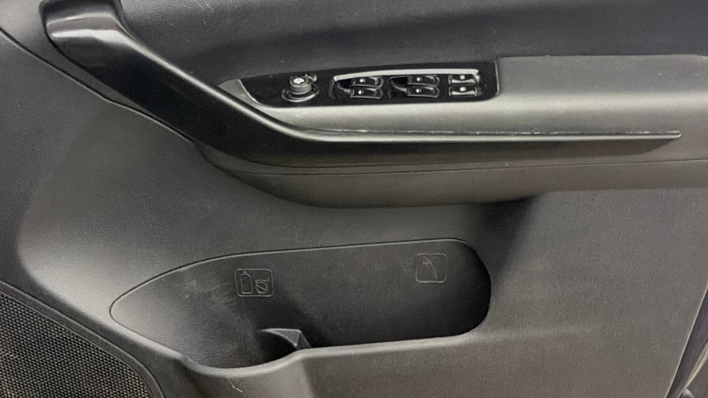 2021 Mahindra XUV700 AX 7 P MT 7 STR, Petrol, Manual, 73,146 km, Driver Side Door Panels Control