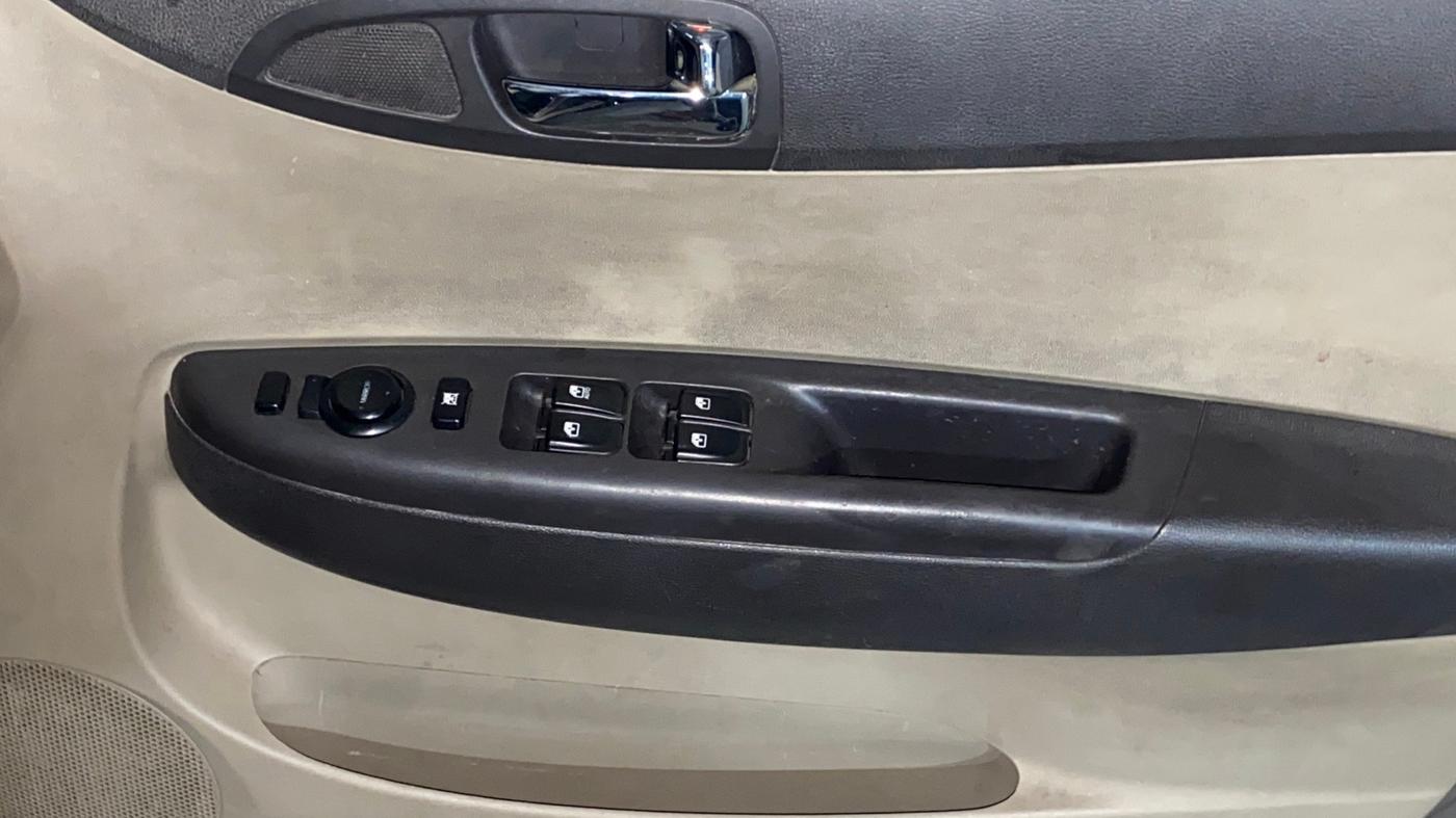 2013 Hyundai i20 MAGNA (O) 1.2, Petrol, Manual, 96,241 km, Driver Side Door Panels Control