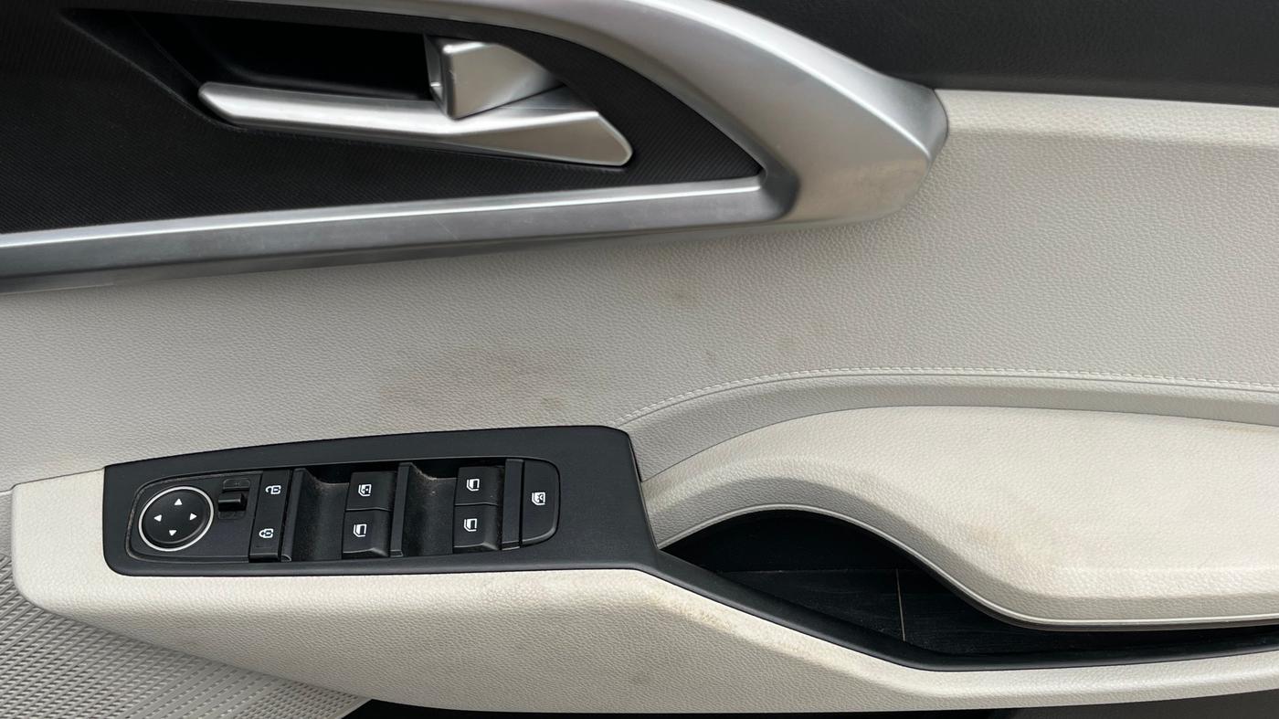 2023 KIA CARENS PRESTIGE 1.5 PETROL 7 STR, Petrol, Manual, 28,072 km, Driver Side Door Panels Control
