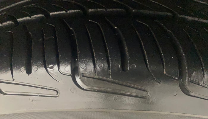 2011 Ford Figo ZXI 1.4 DIESEL, Diesel, Manual, 74,516 km, Right Front Tyre Tread