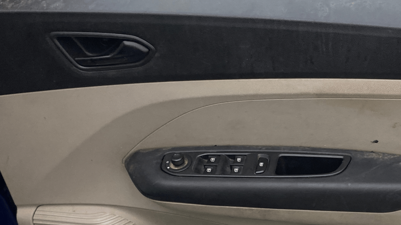 2019 Renault TRIBER RXT, Petrol, Manual, 1,14,799 km, Driver Side Door Panels Control