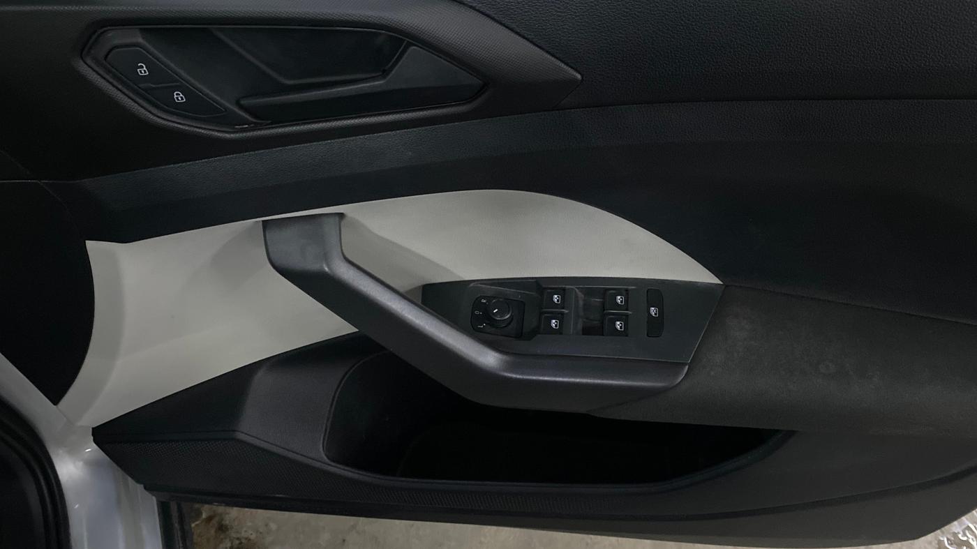 2024 Volkswagen TAIGUN COMFORTLINE 1.0 TSI MT, Petrol, Manual, 33,732 km, Driver Side Door Panels Control