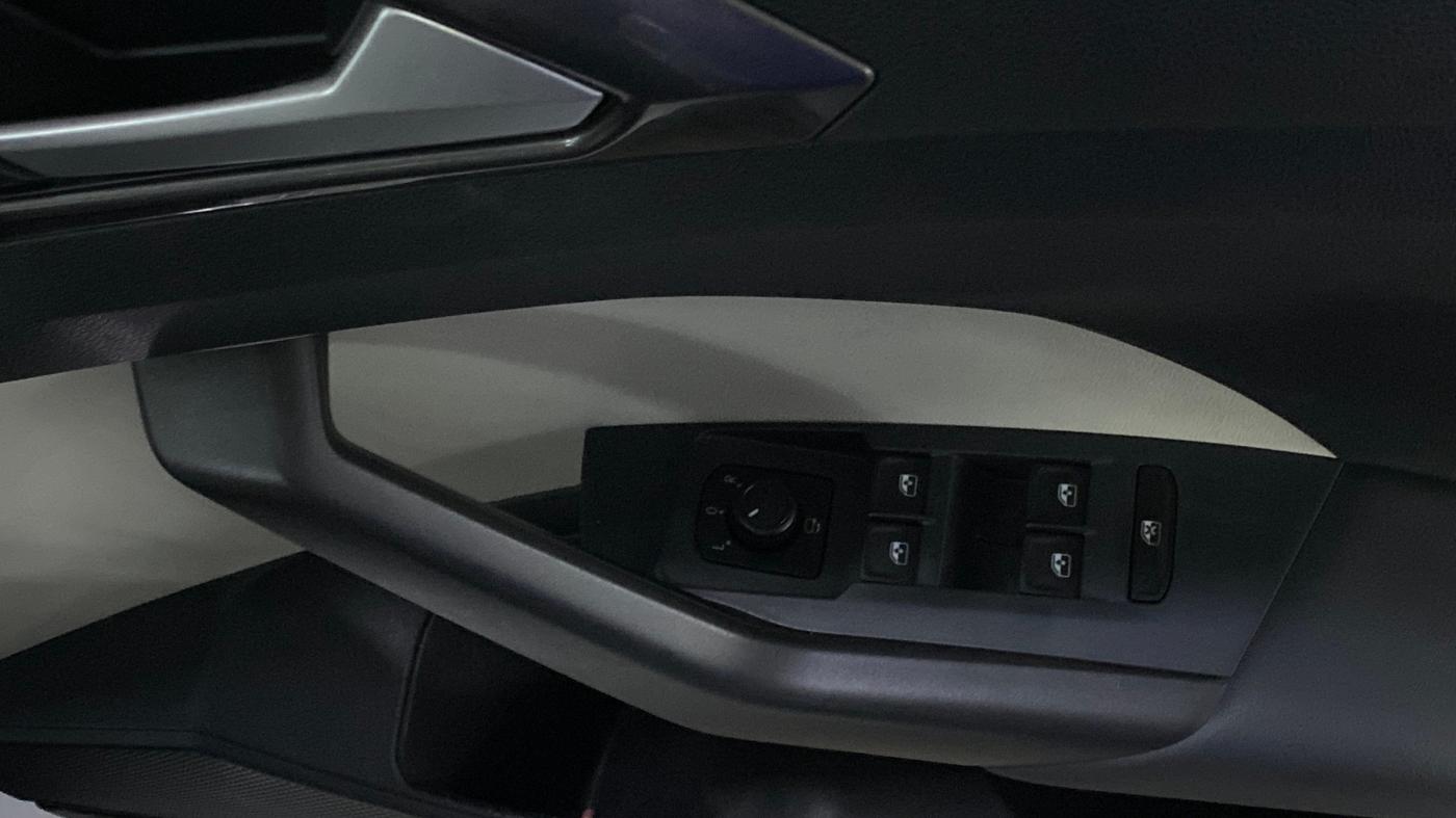 2023 Volkswagen TAIGUN TOPLINE 1.0 TSI AT, Petrol, Automatic, 55,843 km, Driver Side Door Panels Control
