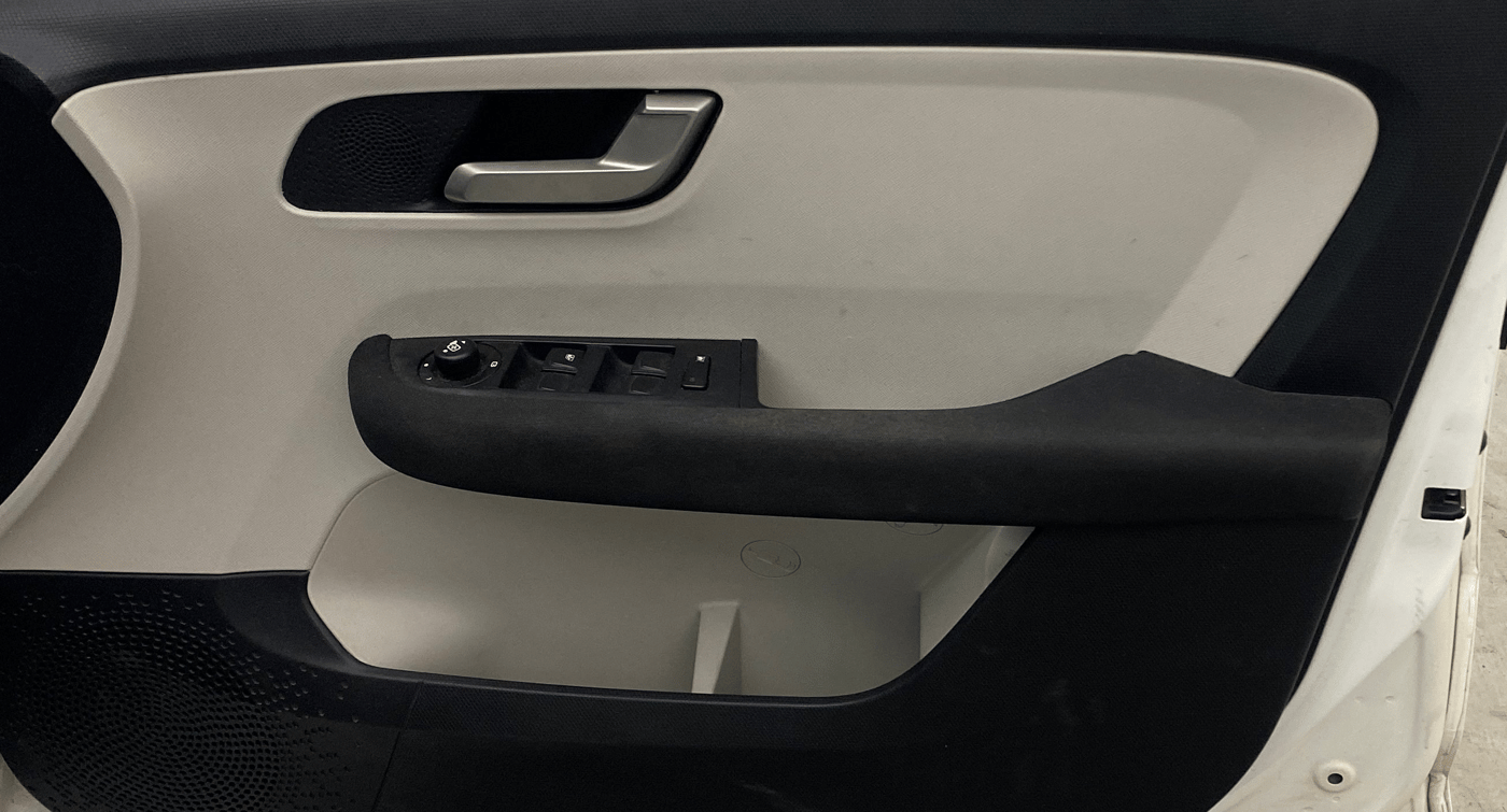 2023 Tata ALTROZ XZ PLUS SUNROOF CNG, CNG, Manual, 43,186 km, Driver Side Door Panels Control