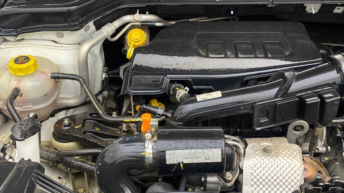 2023 Mahindra XUV300 W6 1.2 PETROL, Petrol, Manual, 25,160 km, Engine View - Right