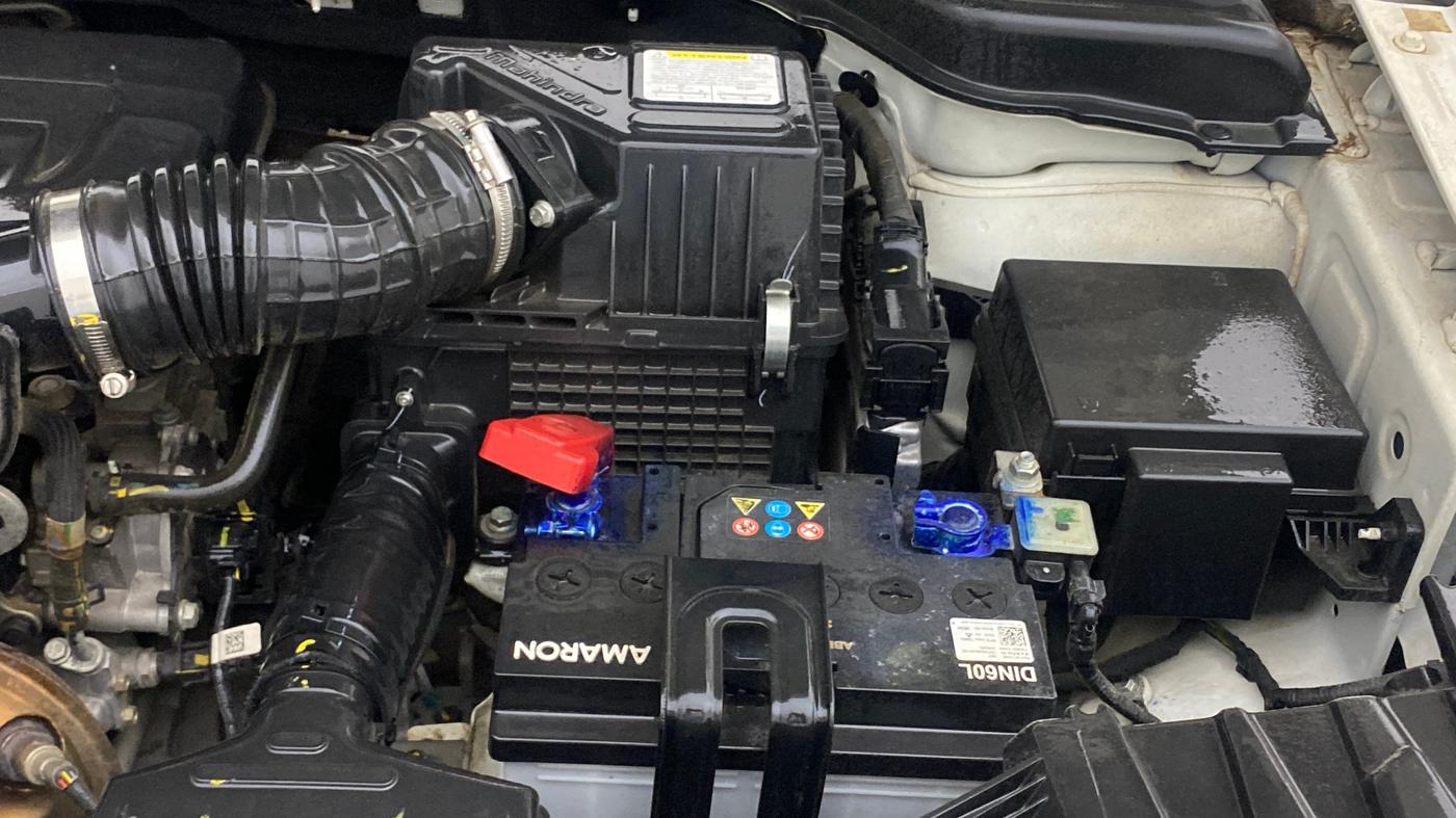 2023 Mahindra XUV300 W6 1.2 PETROL, Petrol, Manual, 25,160 km, Engine View - Left
