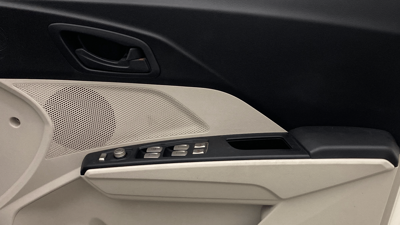 2023 Mahindra XUV300 W6 1.2 PETROL, Petrol, Manual, 25,160 km, Driver Side Door Panels Control