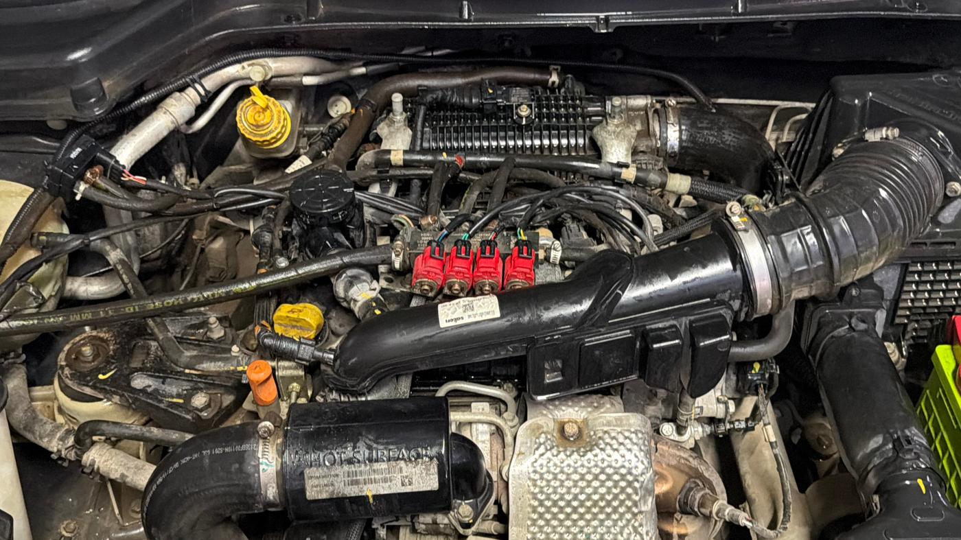 2023 Mahindra XUV300 W6 1.2 PETROL, CNG, Manual, 67,998 km, Engine View