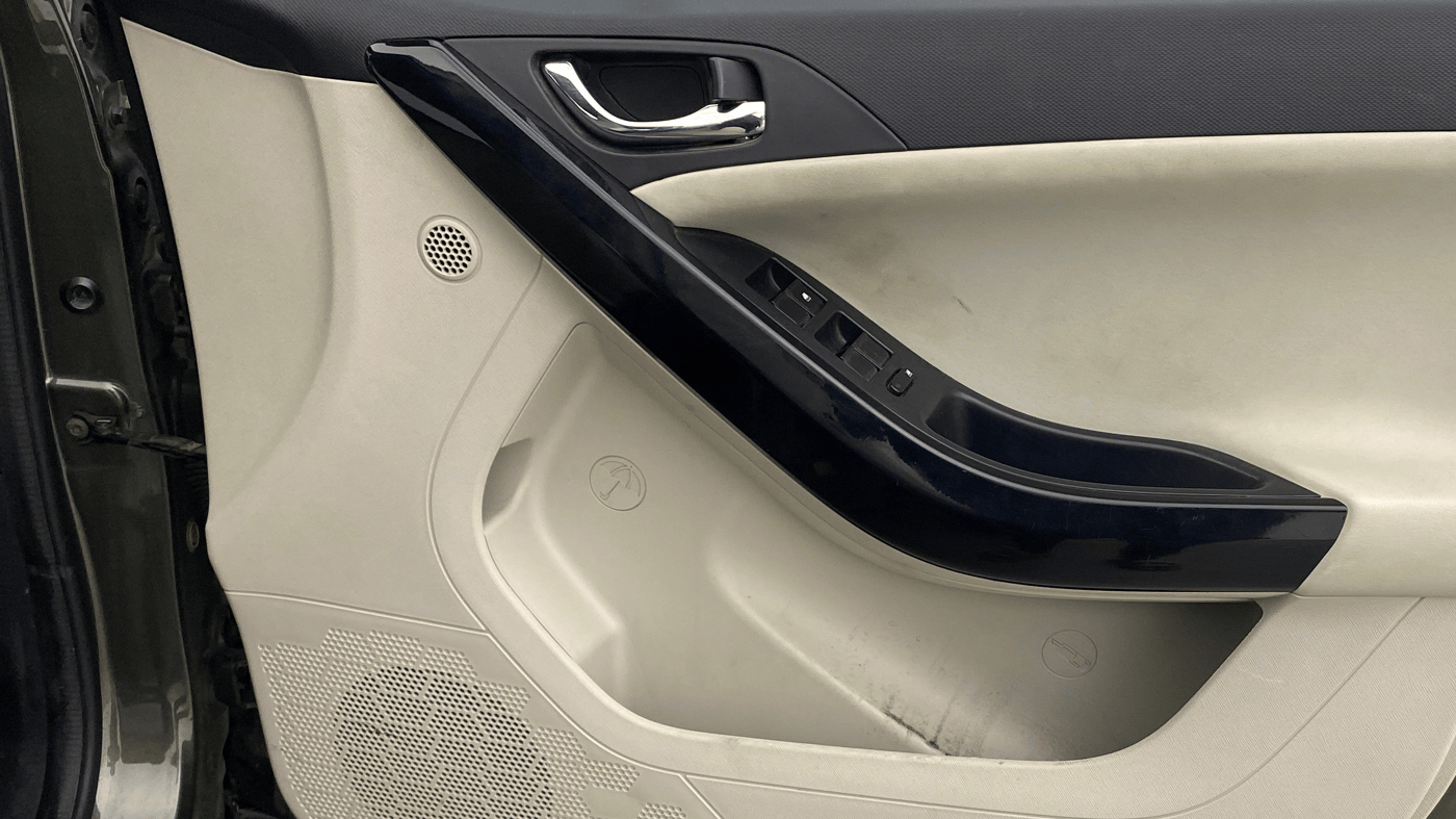 2023 Tata NEXON XZ Plus LUX, Petrol, Manual, 38,064 km, Driver Side Door Panels Control