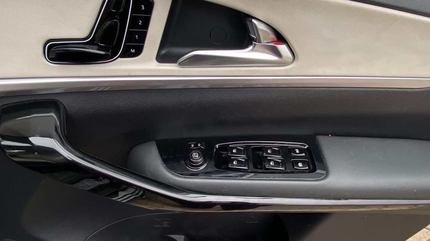 2024 Mahindra XUV700 AX 7 Luxury Pack Petrol AT 6 STR, Petrol, Automatic, 27,909 km, Driver Side Door Panels Control