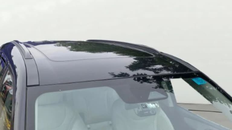 2024 Mahindra XUV700 AX 7 Luxury Pack Petrol AT 6 STR, Petrol, Automatic, 27,909 km, Moonroof/ Sunroof